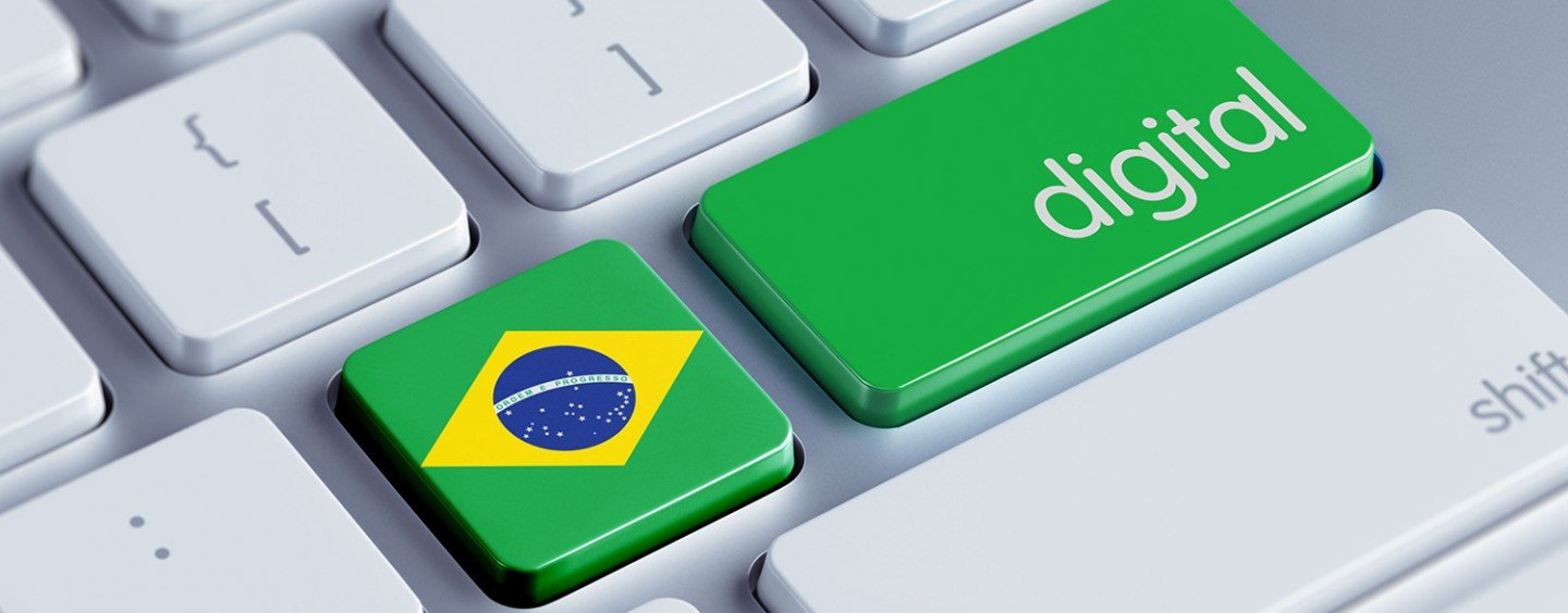 Teclado de computador com tecla representando bandeira do brasil e digital. Verde, amarelo e azul