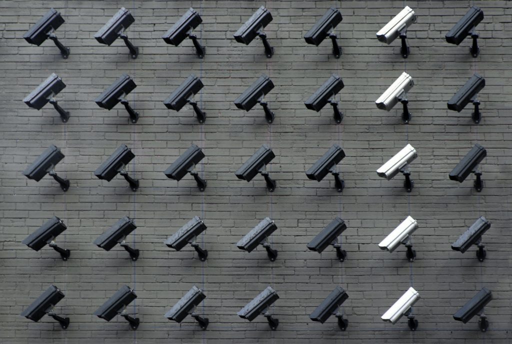Imagem de várias câmeras de vigilância alinhadas