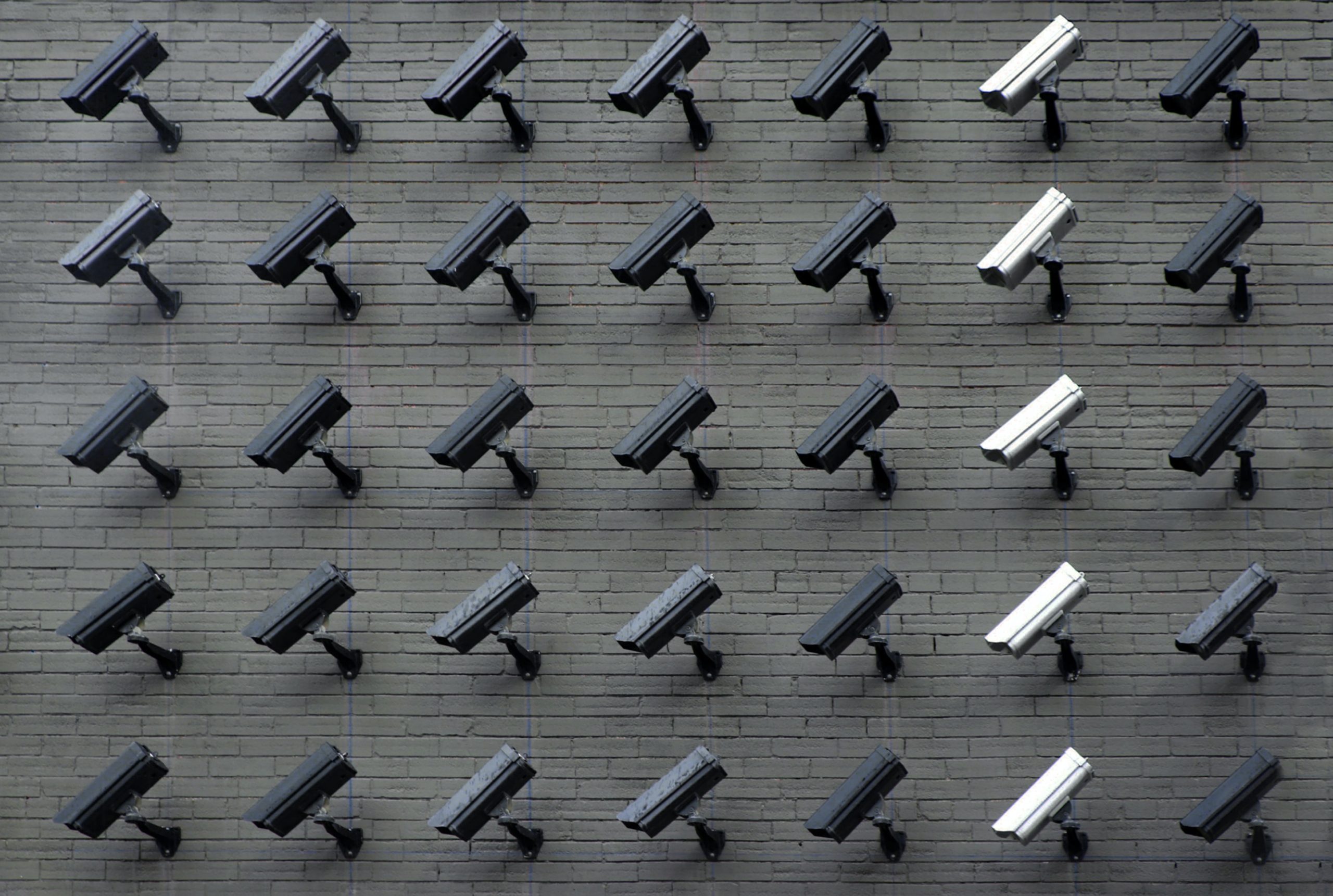 Imagem de várias câmeras de vigilância alinhadas
